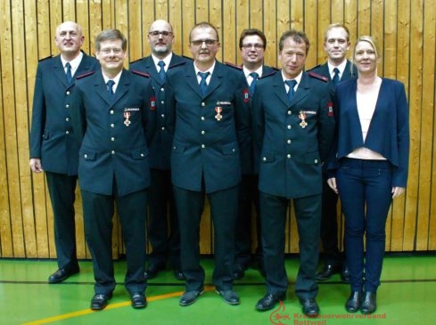 v.l.n.r.: Volker Schwab, Mathias Kluth (25 Jahre), Marc Burkardt, Heinz Hauser (40 Jahre), Jürgen Eberhardt, Norbert King (40 Jahre), KBM Nicos Laetsch, BGMin Carmen Merz