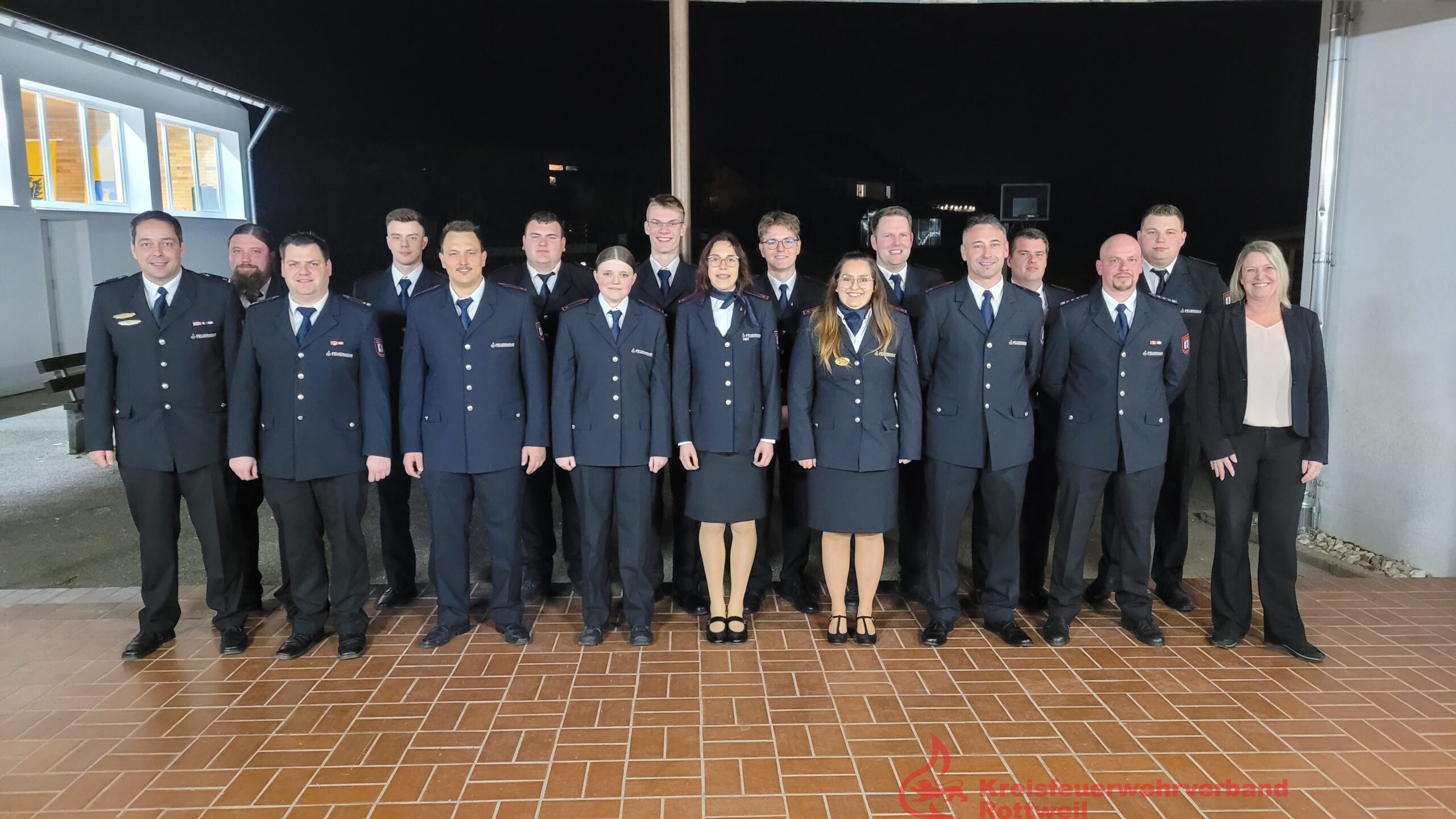 Foto: Feuerwehr | Kommandant Frank Scherfer und Bürgermeisterin Carmen Merz (vorne rechts) mit allen beförderten, geehrten und ernannten Kameradinnen und Kameraden.